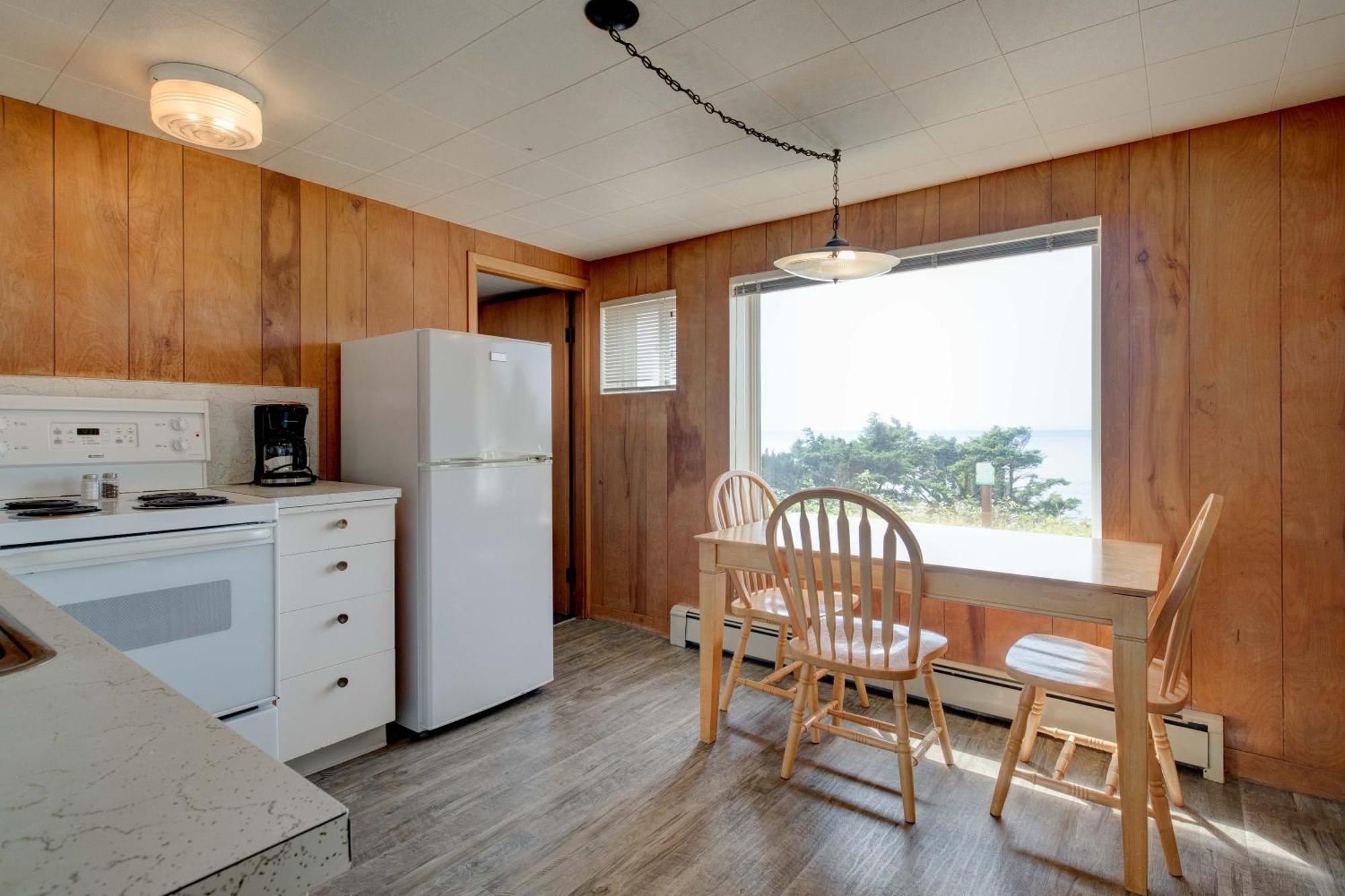 Ester Lee Oceanview Inn リンカーン・シティー エクステリア 写真