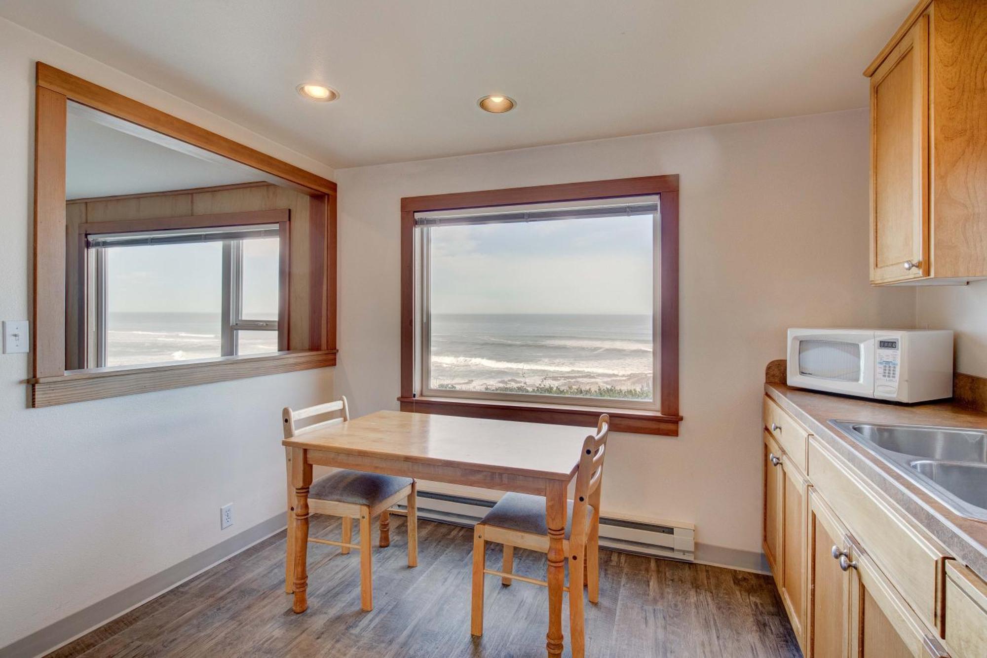 Ester Lee Oceanview Inn リンカーン・シティー エクステリア 写真